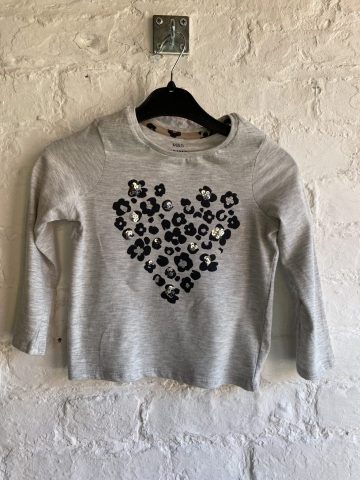 Kids Grey T with flower heart pattern with sequins  - 4-5 years